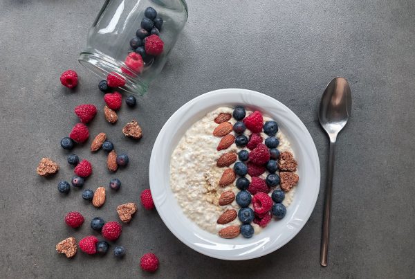 Oatmeal with fruits and almonds