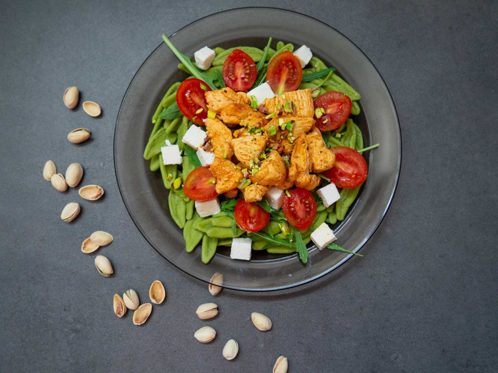 Spinach pasta with chicken ready to eat