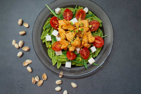 Spinach pasta with chicken ready to eat