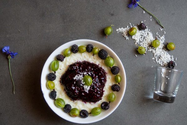 Coconut rice flakes with gooseberries and black raspberries mousse