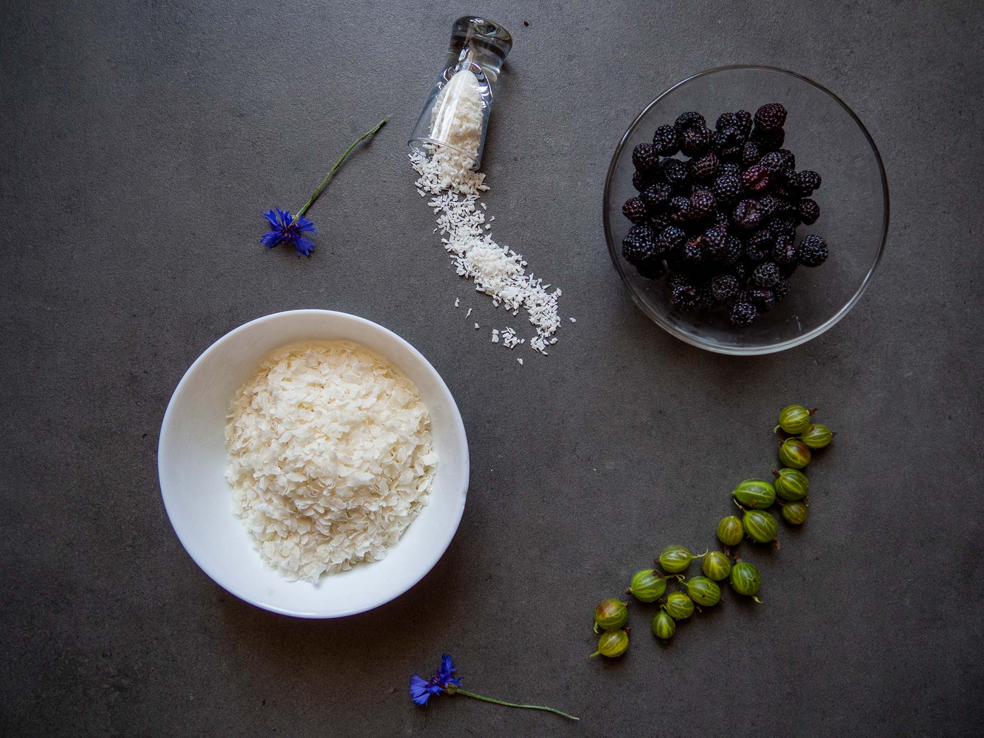 Coconut rice flakes with gooseberries and black raspberries mousse ingredients