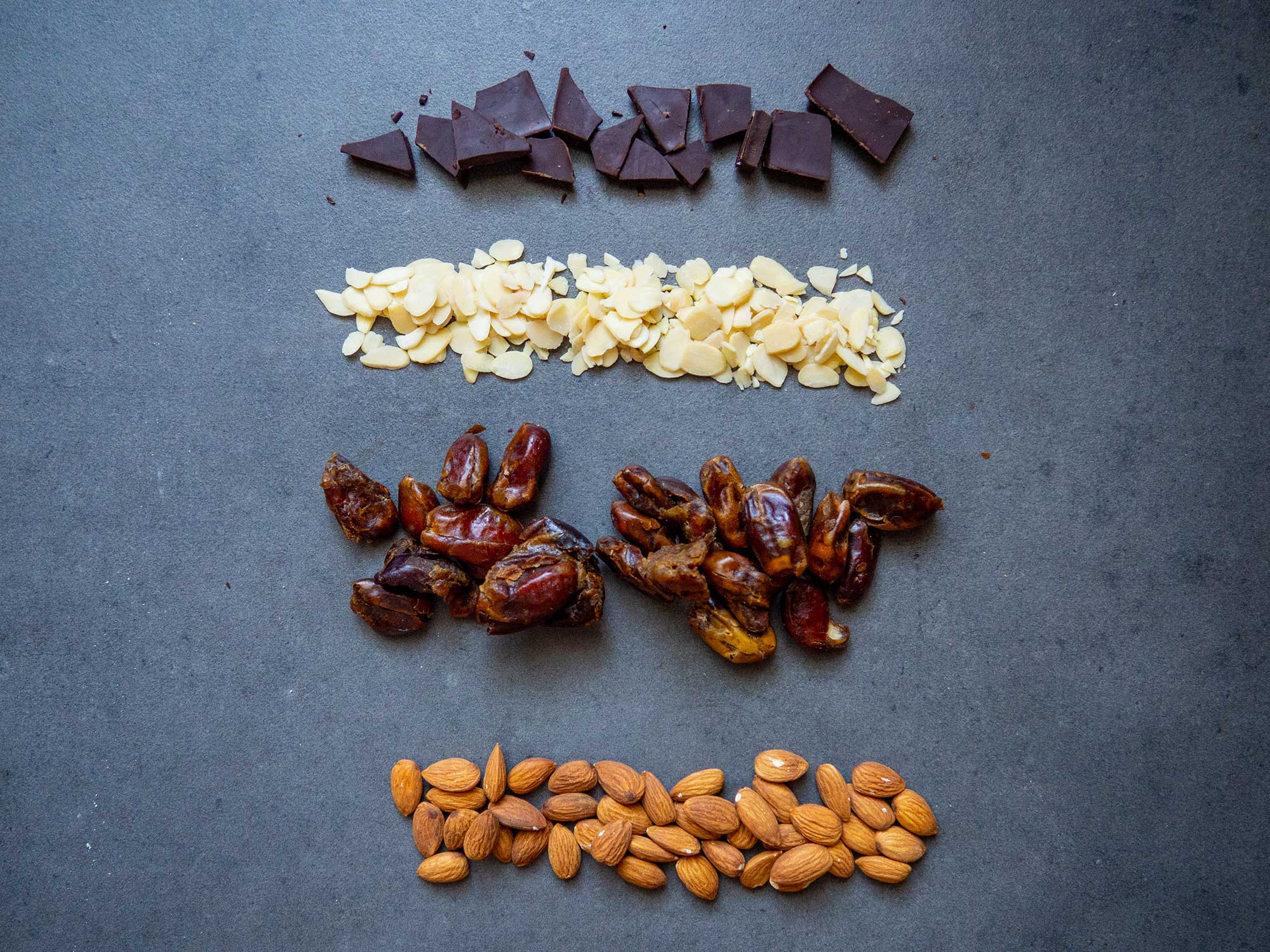 Power balls with dates and almonds ingredients