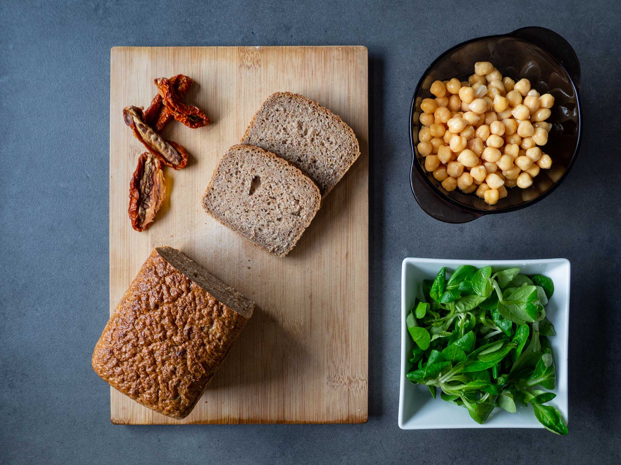 Chickpea spread with dried tomatoes