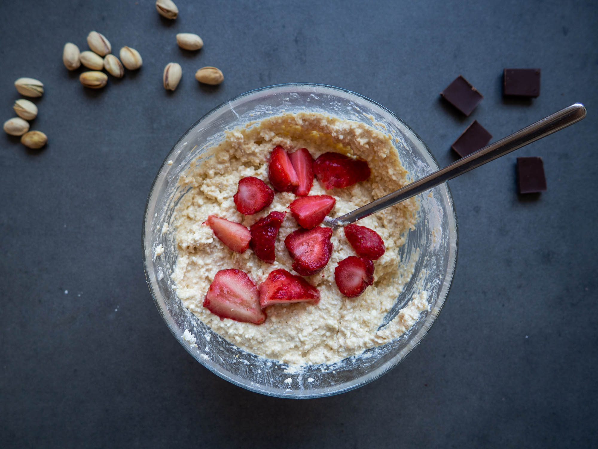 Oatmeal, eggs, milk, cottage cheese, xylitol and baking powder blend to a smooth paste.